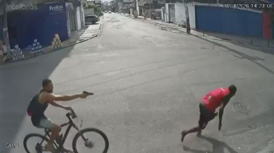Polícia procura ciclista flagrado em vídeo atirando contra homem em situação de rua no RJ