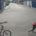 Polícia procura ciclista flagrado em vídeo atirando contra homem em situação de rua no RJ