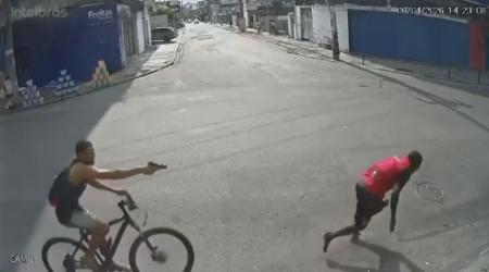 Polícia procura ciclista flagrado em vídeo atirando contra homem em situação de rua no RJ