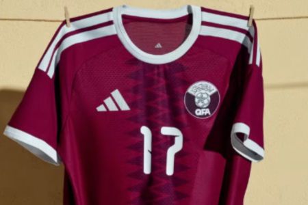 Primeiro uniforme do Catar para a Copa do Mundo de 2026