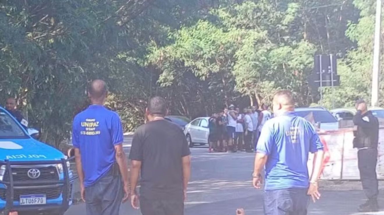 Entenda o que foi o protesto da torcida do Fluminense em frente ao CT