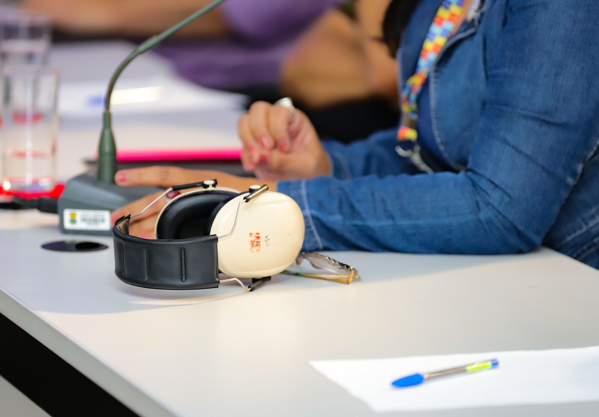 Câmara de BH aprova projeto que prevê protetores auriculares para alunos com autismo