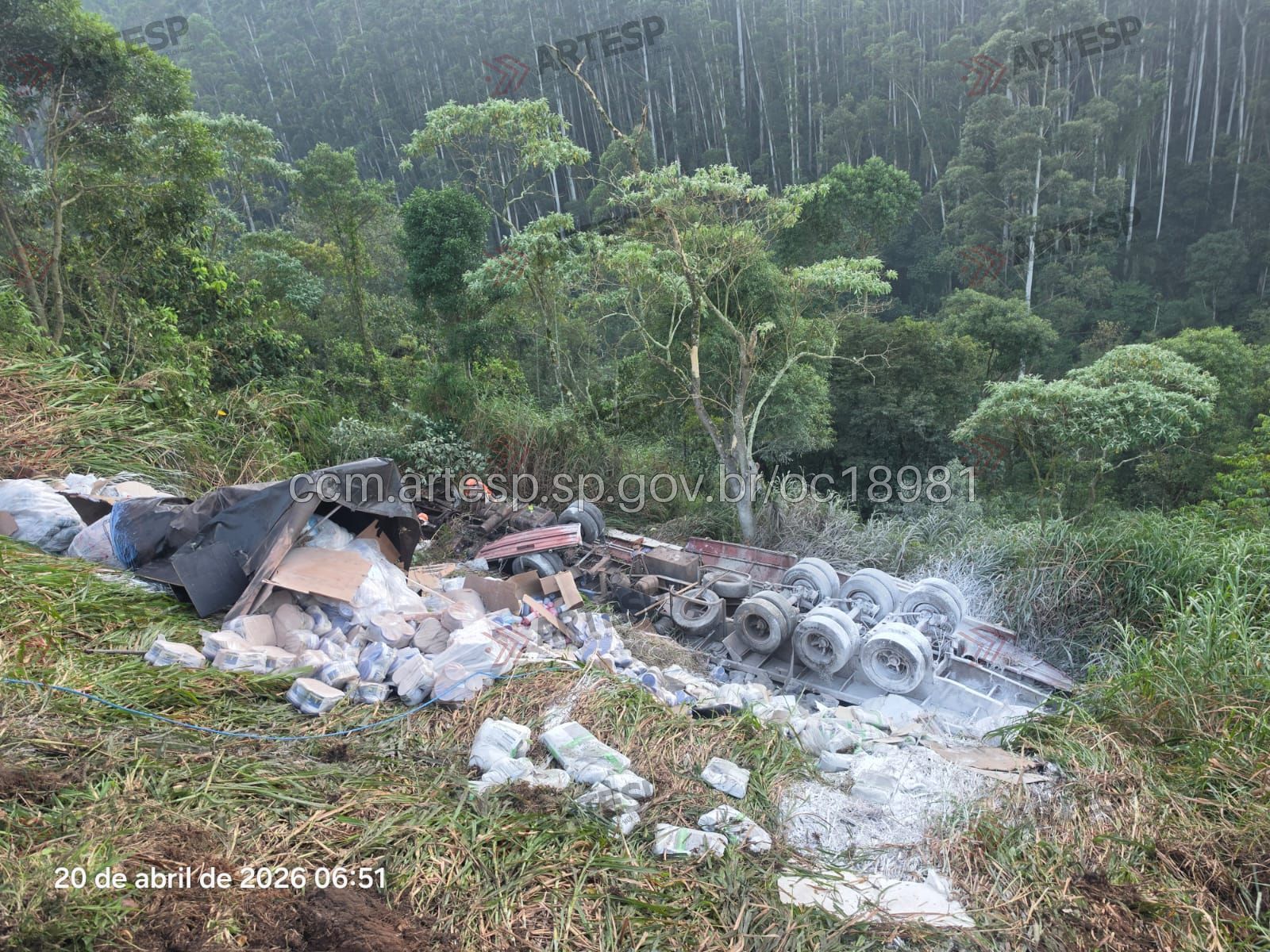 Caminhão cai de ribanceira e deixa um morto e um ferido grave em SP