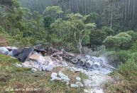 Caminhão cai de ribanceira e deixa um morto e um ferido grave em SP