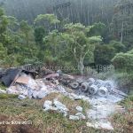 Caminhão cai de ribanceira e deixa um morto e um ferido grave em SP