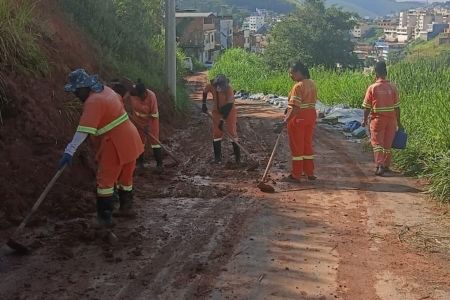 Raspagem e recolhimento de terra na Rua Rosalina Praxedes de Albuquerque, no Cesário Alvim • PJF/Divulgação