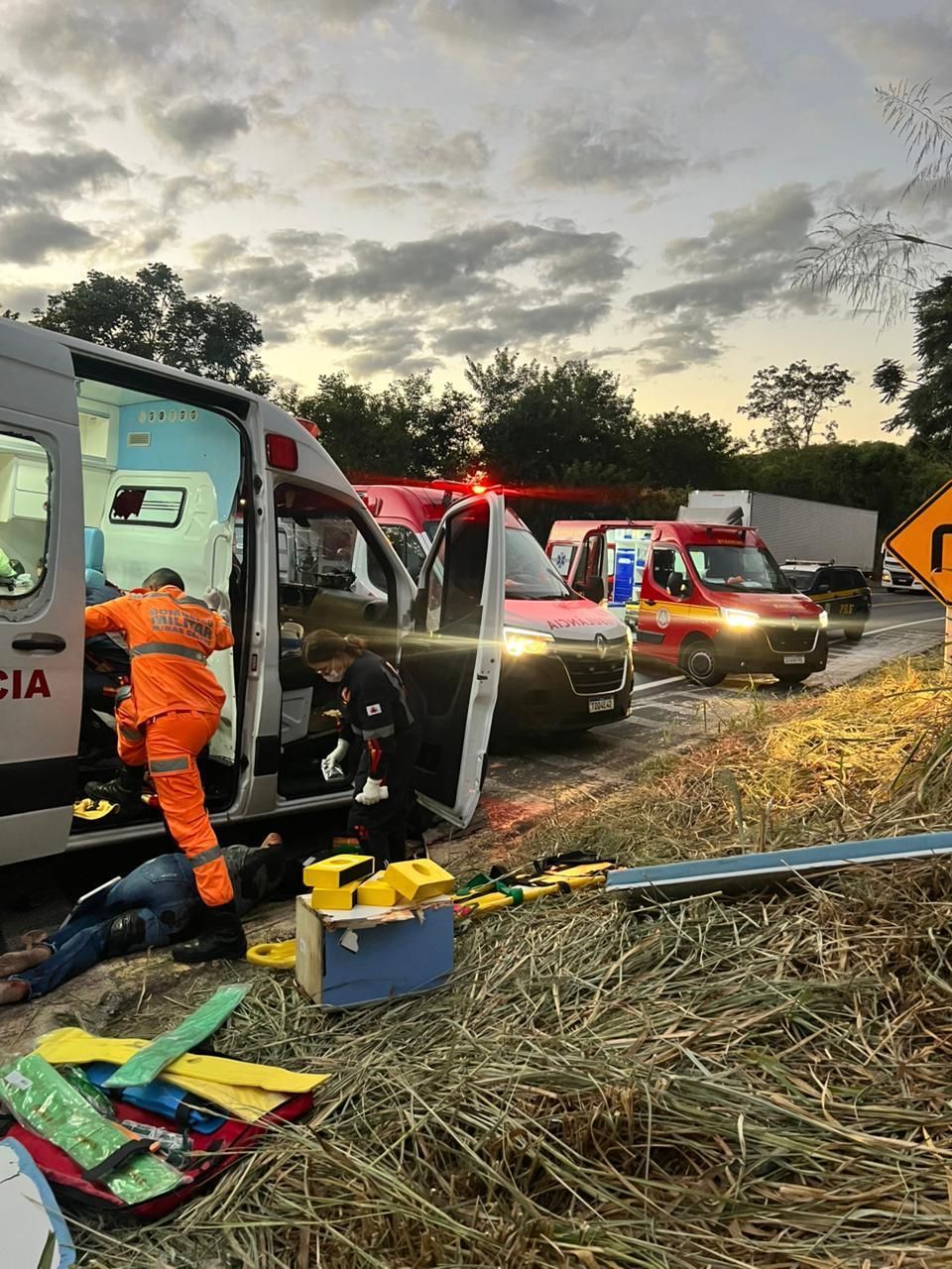 Mulher morre e três pessoas ficam feridas na BR-251