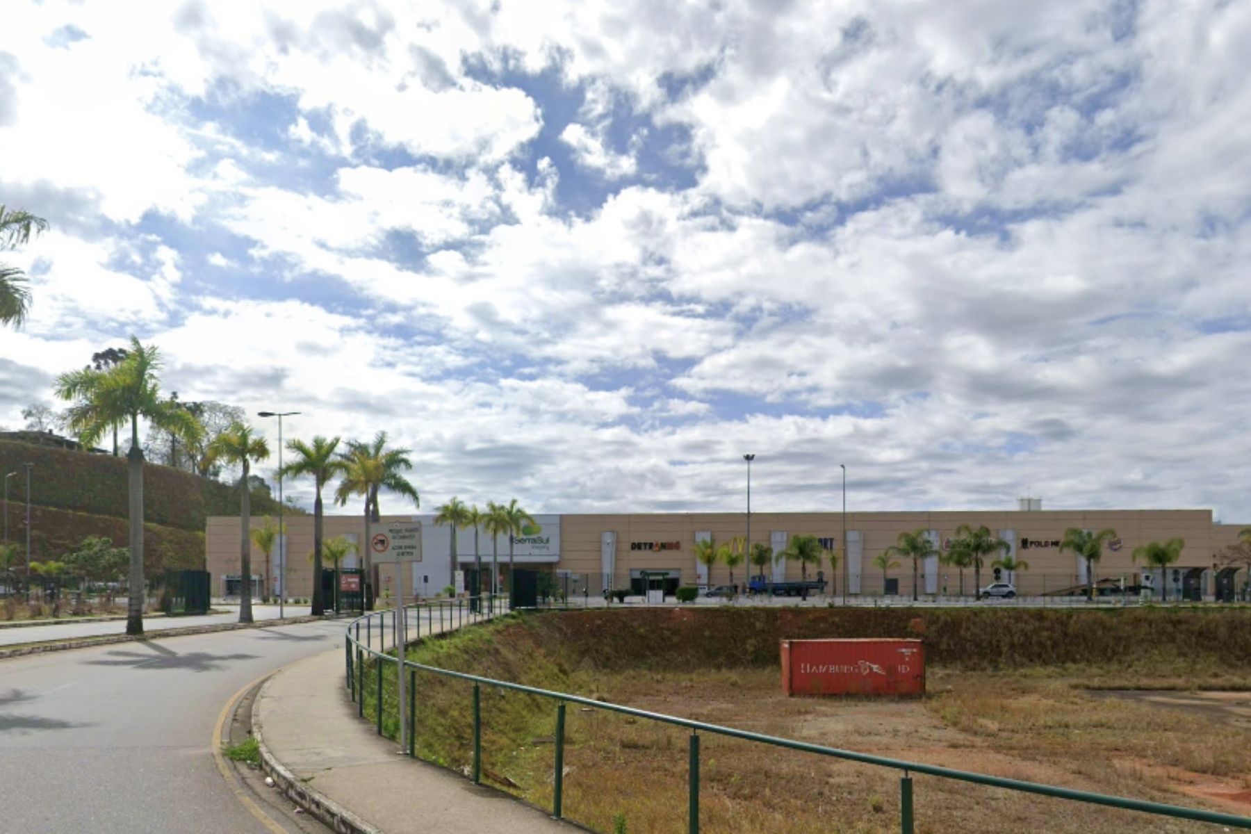 Homem é esfaqueado em praça de alimentação de shopping em MG