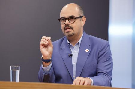 Em suas primeiras semanas como governador titular, Simões remodela secretariado de Minas