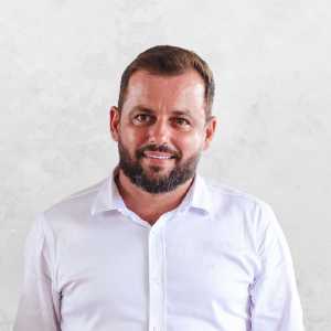 Eduardo Cezar Lobato Fonseca, conhecido como Eduardo Genro do Juvenal, foi preso em flagrante após agredir uma mulher em um bar