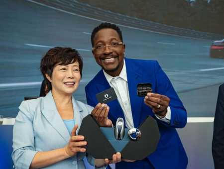 Mumuzinho recebe a chave do Denza Z9 GT das mãos da vice-presidente global da BYD, Stella Li • Reprodução internet