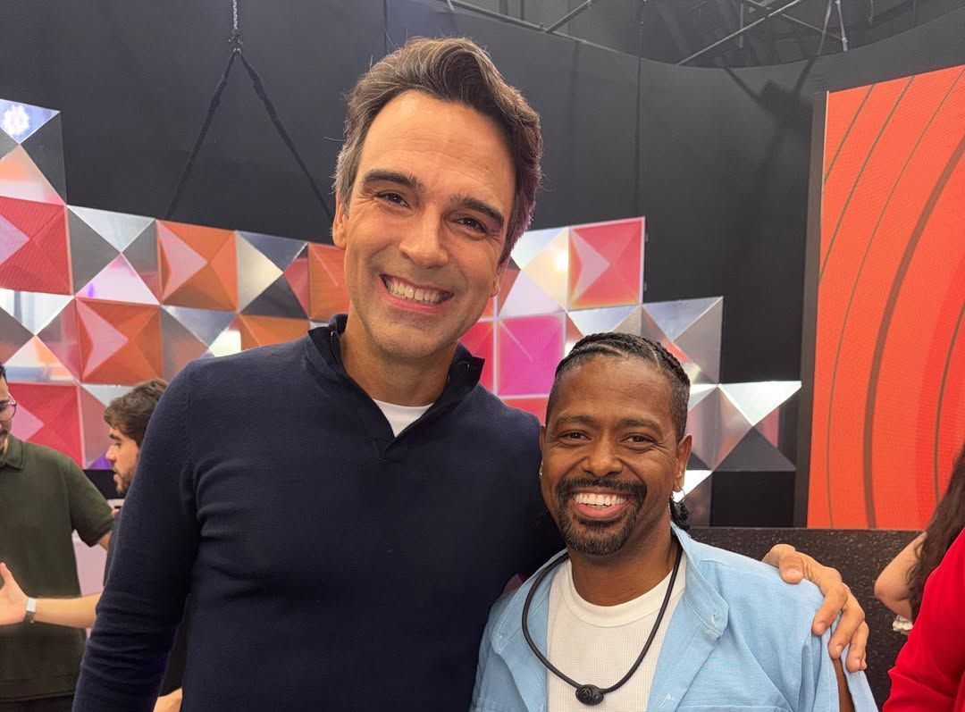 Leandro Boneco posa com Tadeu Schmidt após fim do BBB 26