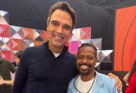 Leandro Boneco posa com Tadeu Schmidt após fim do BBB 26