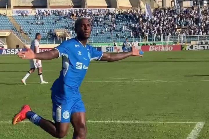 Ex-Cruzeiro marca, Confiança derrota Santa Cruz e vence a primeira na Série C