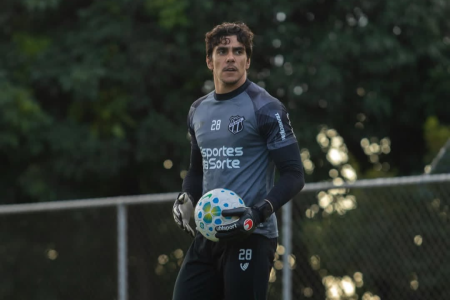 Goleiro Richard durante treino do Ceará na Toca da Raposa 2