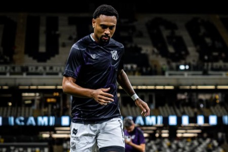 Wendel Silva durante aquecimento do Ceará na Arena mRV