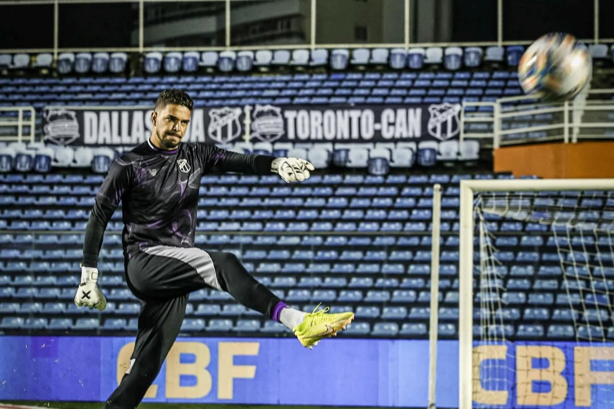 Após lesão de Richard, goleiro do Ceará falha, mas ganha respaldo do treinador