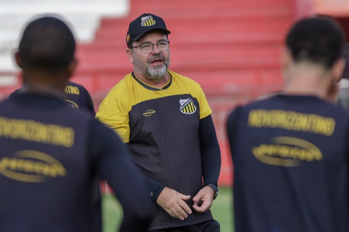 Confusão na Série B: Enderson discute com diretor do Sport e precisa ser contido