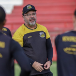 Confusão na Série B: Enderson discute com diretor do Sport e precisa ser contido