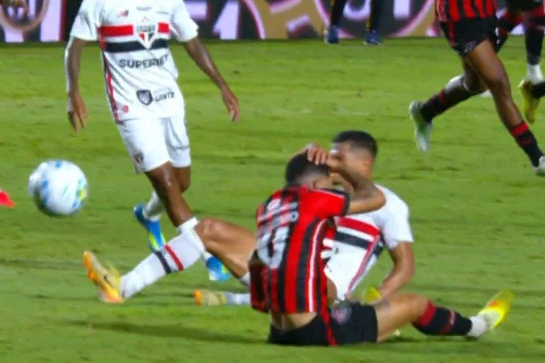Vitória x São Paulo: jogador é expulso por acertar chute na cabeça de adversário