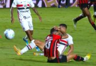 Vitória x São Paulo: jogador é expulso por acertar chute na cabeça de adversário