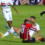 Vitória x São Paulo: jogador é expulso por acertar chute na cabeça de adversário