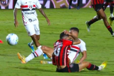 Matheuzinho leva as mãos à cabeça após ser atingido por Lucas Ramon
