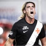 Spinelli sai do banco, salva o Vasco e assume artilharia da equipe na temporada