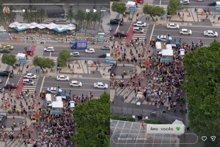 Shakira surge na sacada do Copacabana Palace, acena para fãs e manda recado: 'Amo vocês'