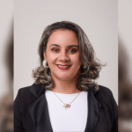 Vereadora é flagrada fazendo gesto obsceno durante sessão no interior do Ceará