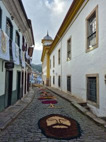 Tapetes de serragem fazem parte da programação da Semana Santa em Ouro Preto