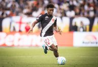 Com dores, volante do Vasco dispara após falta sofrida: ‘Desleal”