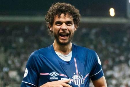 Lateral Victor Ferraz nos tempos de Santos