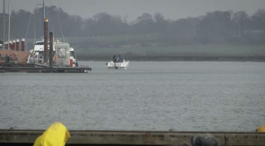 Local onde a bolsa da brasileira foi encontrada, próximo a um barco. • Foto: Polícia de Essex