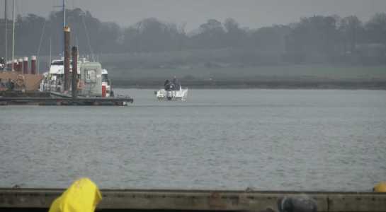 Local onde a bolsa da brasileira foi encontrada, próximo a um barco. • Foto: Polícia de Essex