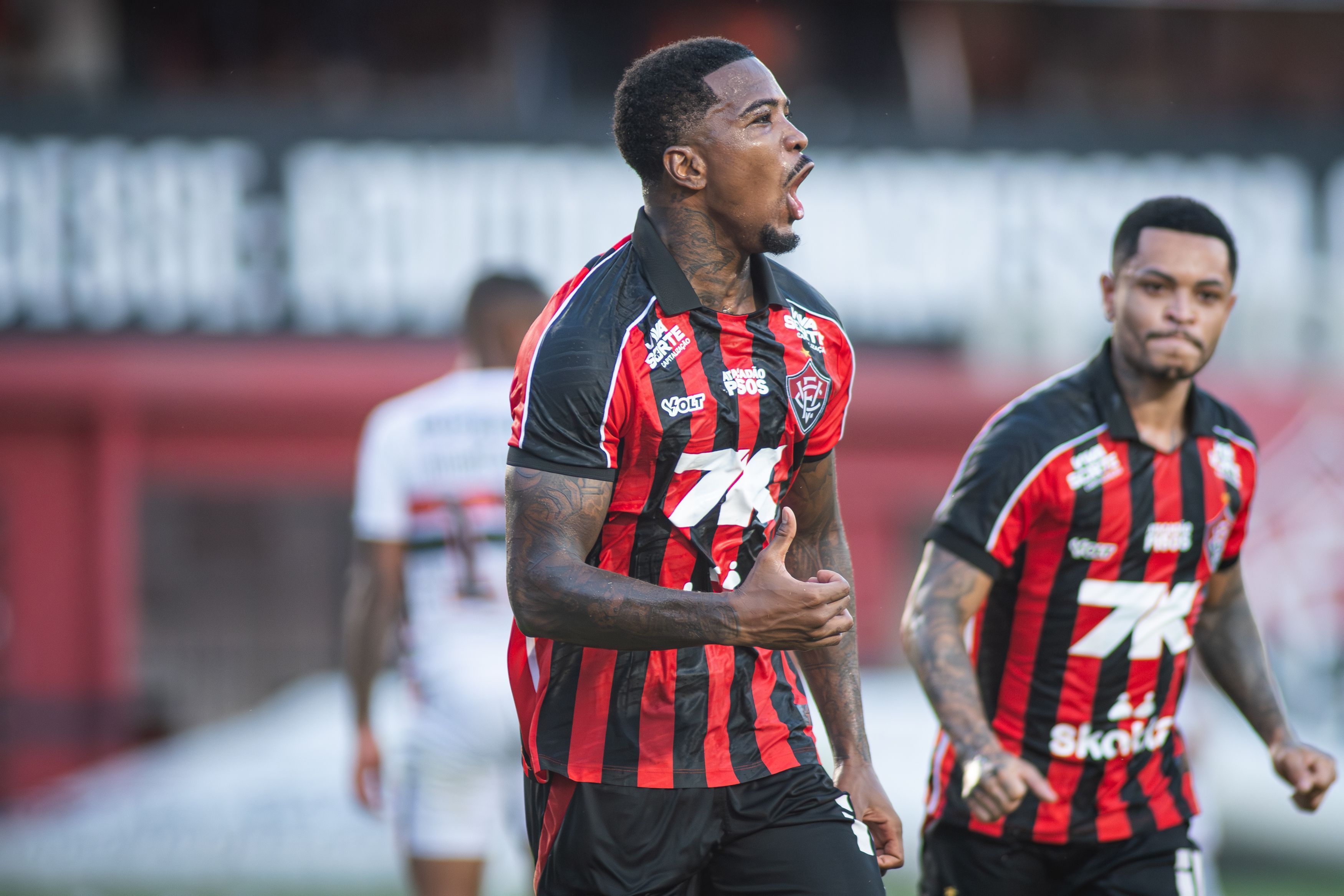 Defensores brilham, e Vitória vence vice-líder São Paulo pelo Brasileirão