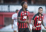 Defensores brilham, e Vitória vence vice-líder São Paulo pelo Brasileirão