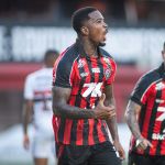 Defensores brilham, e Vitória vence vice-líder São Paulo pelo Brasileirão