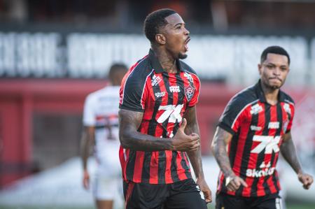 Zagueiro Cacá comemora primeiro gol com a camisa do Vitória