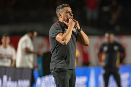 Jair Ventura, técnico do Vitória, durante jogo contra o São Paulo