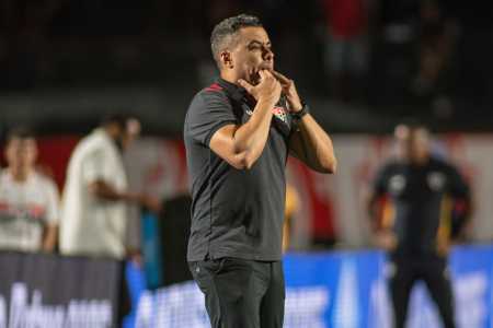 Jair Ventura, técnico do Vitória, durante jogo contra o São Paulo