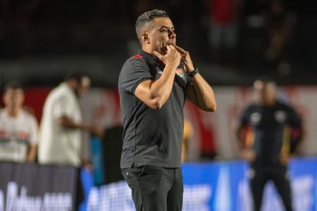 Jair Ventura, técnico do Vitória, durante jogo contra o São Paulo