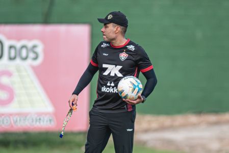 Técnico Jair Ventura durante treino do Vitória