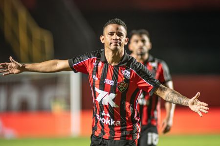 Atacante Erick comemora gol marcado sobre o Piauí