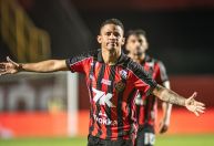 Erick sai do banco para resolver, e Vitória vence Piauí na Copa do Nordeste