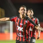 Erick sai do banco para resolver, e Vitória vence Piauí na Copa do Nordeste