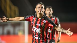 Erick sai do banco para resolver, e Vitória vence Piauí na Copa do Nordeste
