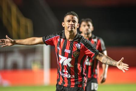 Atacante Erick comemora gol marcado sobre o Piauí