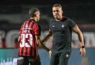 Destaque do Vitória, Erick deixa Barradão mancando e vira dúvida contra Corinthians