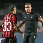 Destaque do Vitória, Erick deixa Barradão mancando e vira dúvida contra Corinthians